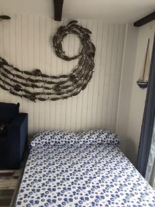 阿德耶Village Island Heights的卧室配有一张带花圈的床铺,墙上挂有花圈