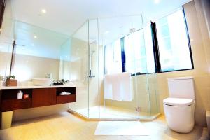 香港丽骏酒店的一间带玻璃淋浴和卫生间的浴室