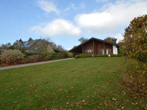 HockaiCharming Chalet with Private Garden in Stavelot的一座带房子和草地的院子