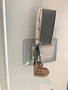 塔尔奎尼亚Il Torrione的门上带有心形标签的钥匙链