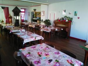 AigurandeLe Relais De La Marche的用餐室配有鲜花桌