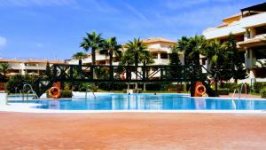 滨海罗克塔斯Villa Romana Roquetas的一座带桥的度假游泳池