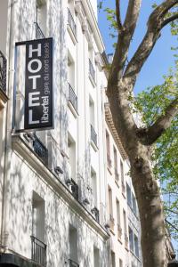 巴黎里贝特瑞典北车站酒店的建筑物边有树的标志