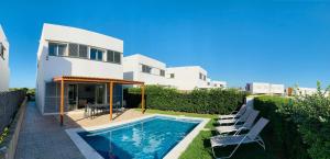 卡兰博希Villa Lauvic的一座带游泳池和房子的别墅