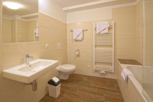 温蒂加斯顿达斯罗素酒店加餐厅的浴室配有盥洗盆、卫生间和浴缸。