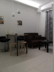塞萨洛尼基Dimitris House 7的客厅配有沙发和桌椅