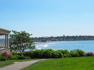 纽波特尚勒崖城酒店的享有海滩和大海的景色