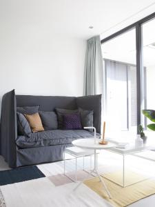 黑泽B&B StudioLKE的客厅配有灰色的沙发和桌子