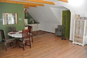 HipstedtFEWO Elbe Weser的厨房以及带桌椅的用餐室。