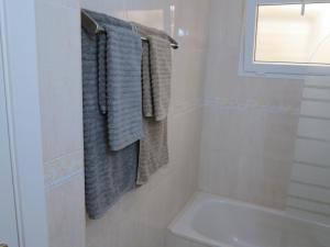 阿布里斯Brisas del Mar的浴室的墙上挂着毛巾