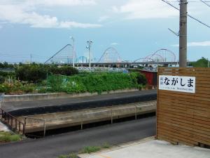 桑名市Minpaku Nagashima room5 / Vacation STAY 1034的路边有过山车的标志