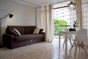 法纳贝海滩Apartamento en Viña del Mar的客厅配有沙发和桌子