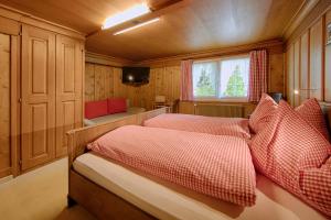 韦斯巴德Hotel Frohe Aussicht的一间卧室配有两张带红白色枕头的床