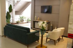 帕苏斯总统酒店的客厅配有沙发和桌椅