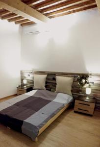 佛罗伦萨Giulia in S.Reparata的一间卧室配有一张大床和木制床头板