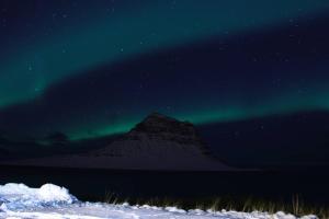 格仑达积图Sæból/Ocean Lair 2的夜晚在雪中 ⁇ 绕着山的极光