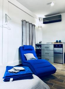 阿瓜迪亚Modern Suite #0 - best location的带厨房的客房内的蓝色椅子