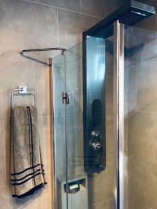 阿瓜迪亚Modern Suite #0 - best location的玻璃门淋浴和毛巾