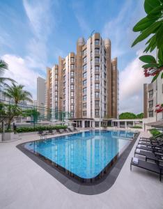 新加坡Le Grove Serviced Residences的大型建筑前的大型游泳池