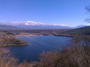 El CeibalCabanas Inti-Wari Jujuy的一座大湖,底下有雪盖的山