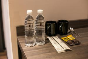 峇六拜Eureka Hotel Penang的架子上两瓶水