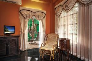 素可泰班乔治酒店的客厅配有椅子和窗户