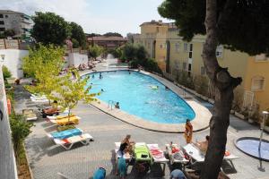 科马鲁加那图拉公园酒店的享有度假村游泳池的顶部景致