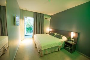 瓜埠G Langkawi Motel的酒店客房设有床和窗户。