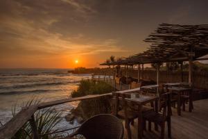 蓝梦岛沃特布罗小屋假日公园的海滩上的日落美景,配有桌椅