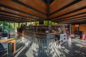 巴古尔L'Aixart Aiguablava Hotel的餐厅内的酒吧设有木制天花板和酒吧凳子