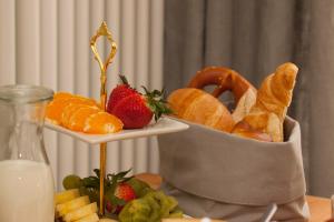 诺德林根Bed and Breakfast unter den Linden的桌上的一篮面包和水果