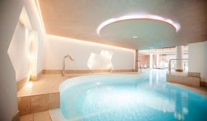 波尔托罗Hotel Slovenija - Terme & Wellness LifeClass的在酒店房间的一个大型游泳池