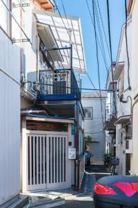 东京Suiren Residential Suite Tokyo的一座带门和阳台的建筑