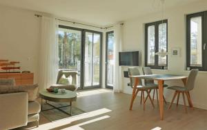 巴贝Baabe Villa Andrea Ferienwohnung M的客厅配有桌椅和沙发