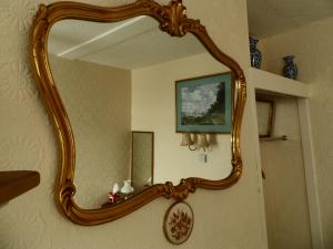多佛尔St Martins Guest House的挂在墙上的木框镜子