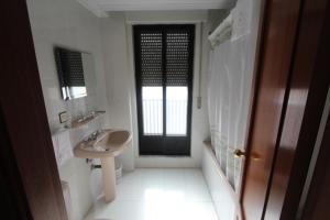 萨拉曼卡库斯科旅馆的白色的浴室设有水槽和门