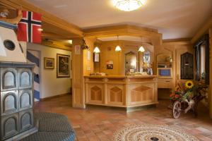 卡拉诺艾尔伯格贝拉利雅酒店的一间大浴室,内设一个水槽和柜台