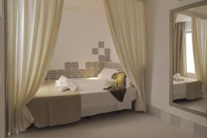 塔里法格拉维纳旅馆的一间卧室配有一张床和镜子