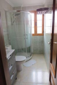 LajitaLa Lajita Ocean View 2的带淋浴、卫生间和盥洗盆的浴室