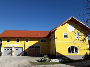 HitzendorfSimandlhof的黄色的房屋,有红色的屋顶