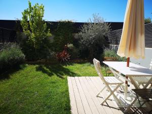 LarderoPoesia y Vino的一个带桌子和遮阳伞的庭院
