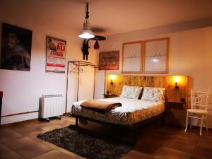 LarderoPoesia y Vino的一间卧室配有一张床和风扇