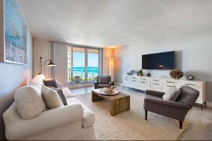 迈阿密海滩1 Hotel & Homes Miami Beach Oceanfront Residence Suites By Joe Semary的客厅配有白色沙发和电视