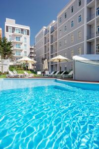里斯本Marques Best Apartments | Lisbon Best Apartments的大楼前的大型游泳池