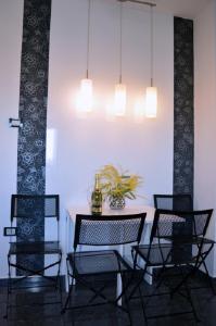 里耶卡Aurora Apartment的用餐室配有桌椅和灯