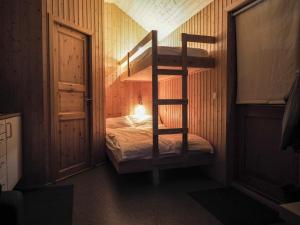 华姆斯唐吉小屋酒店客房内的一张或多张双层床
