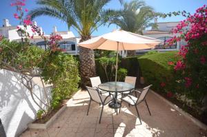 格兰阿利坎特APCOSTAS - Gran Vista的庭院内桌椅和遮阳伞