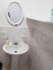 Mount ThompsonSANDY BOTTOM COTTAGES的白色的浴室设有水槽和镜子