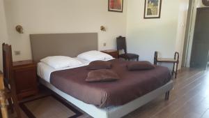 卡尔卡松帕米耶德斯特城堡酒店的一张床上有两个枕头的房间