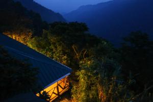 KisoroGorilla Closeup Lodge的享有山脉美景